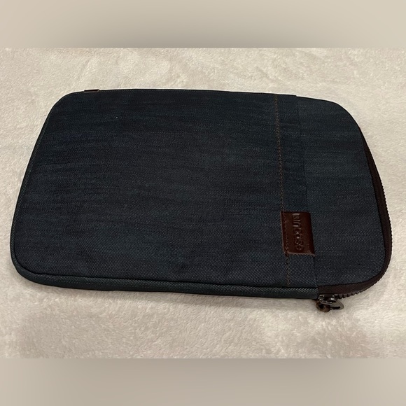 Incase 11” laptop case - Picture 1 of 4